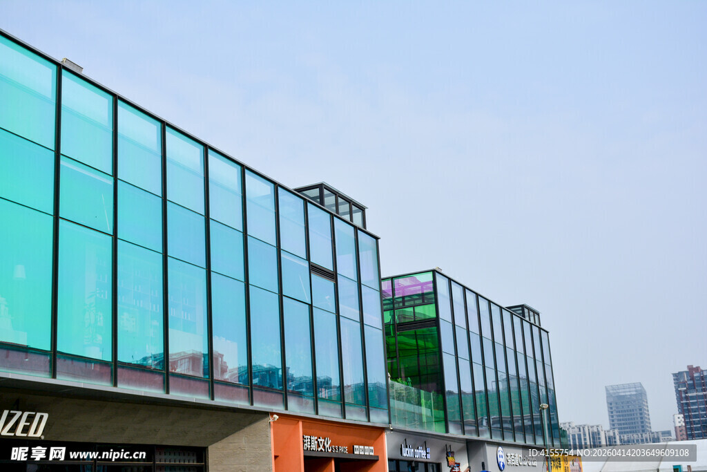 现代玻璃幕墙商业建筑