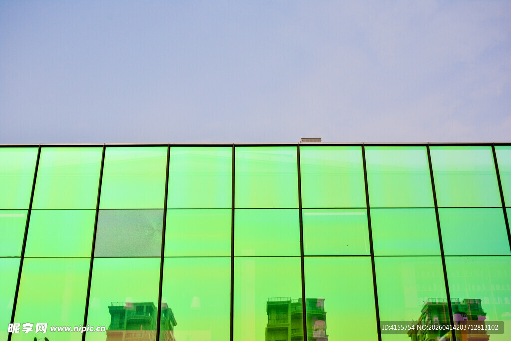 绿色玻璃幕墙建筑外观