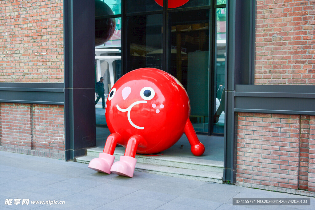 可爱红色卡通玩偶坐门口