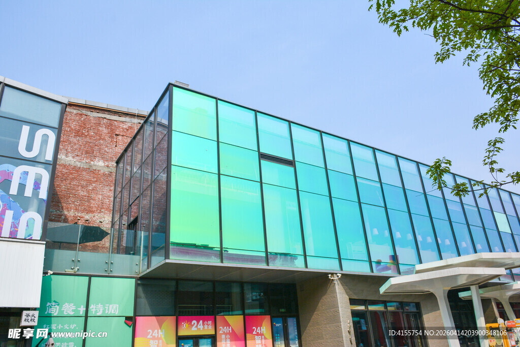 现代玻璃幕墙商业建筑