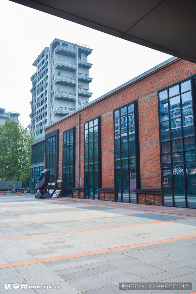 红砖建筑旁的开阔户外空间