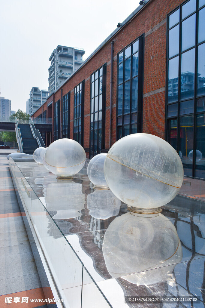 户外玻璃球体艺术装置
