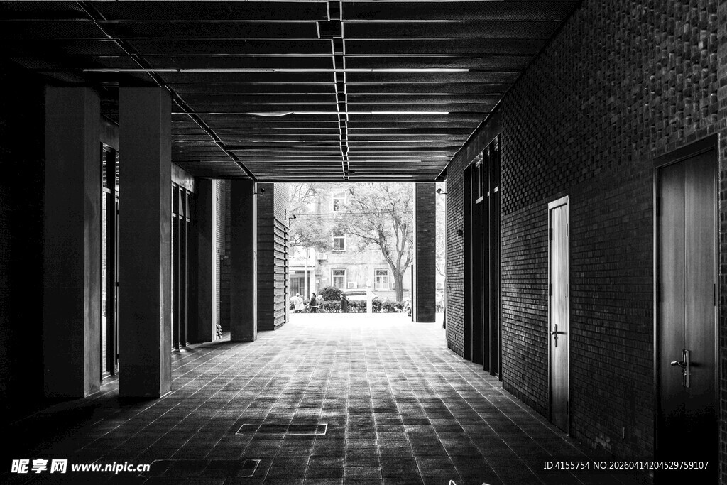 昏暗走廊尽头的微光