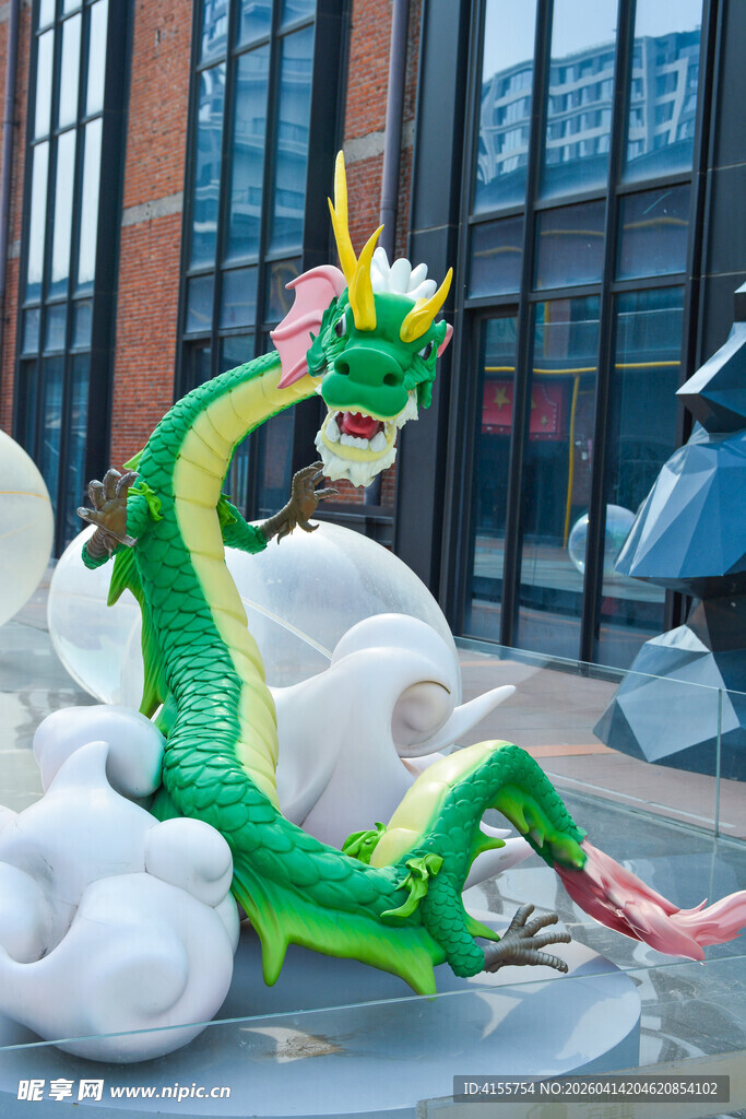 街头多彩龙形艺术雕塑