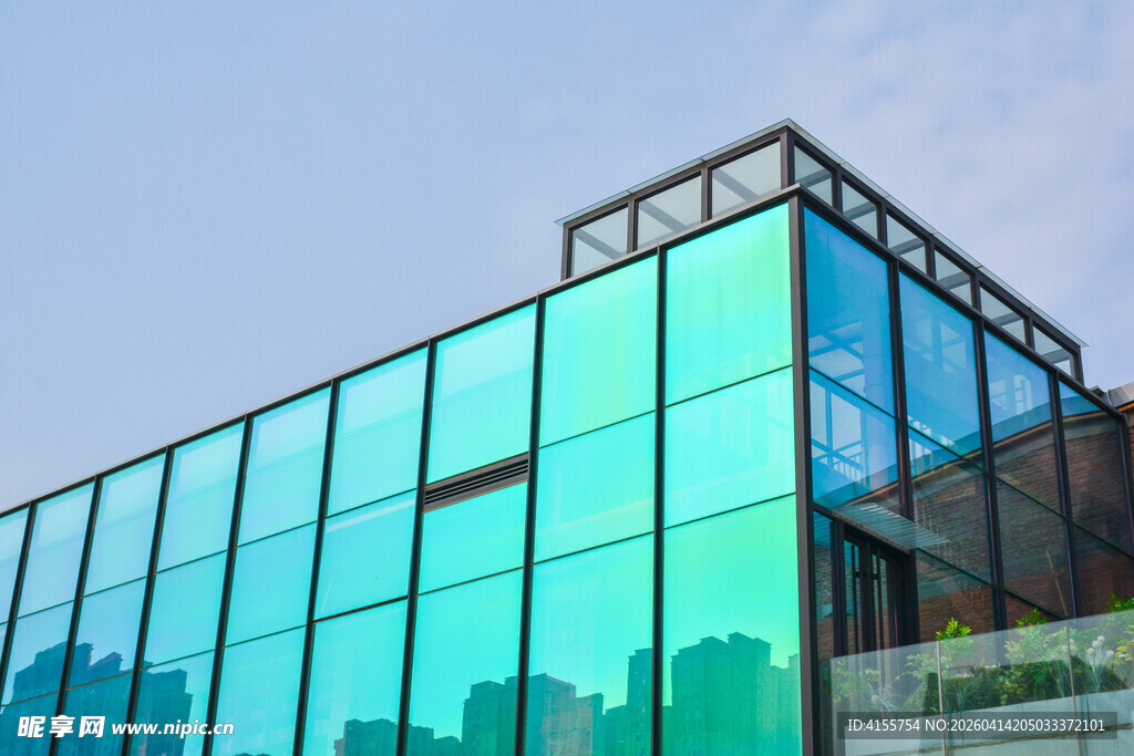 现代玻璃幕墙办公建筑