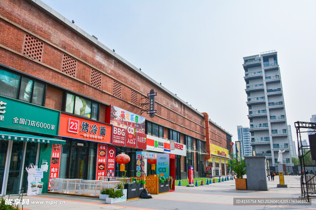 城市商业街的多彩店铺景观