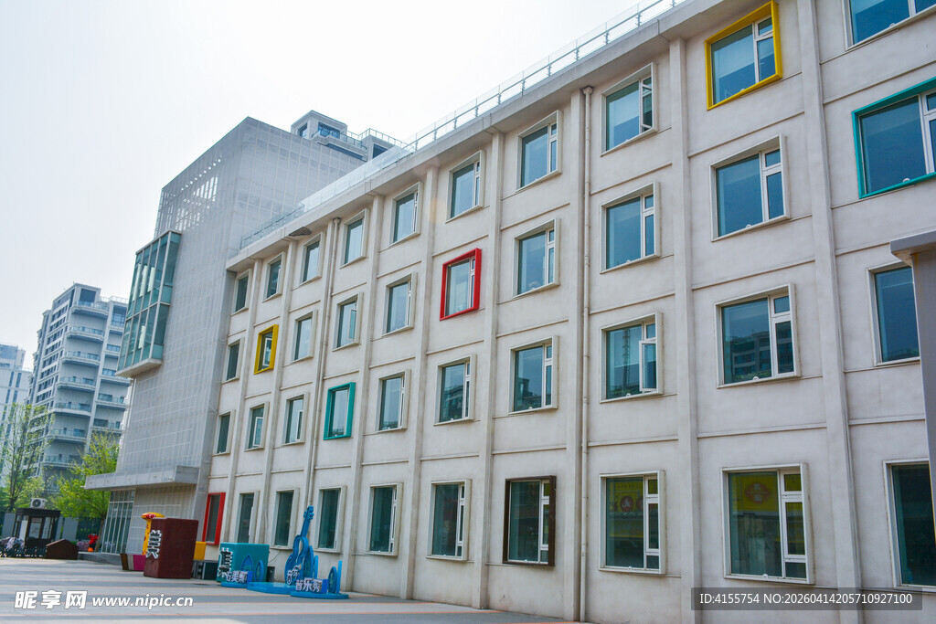 多层彩色窗户的现代建筑