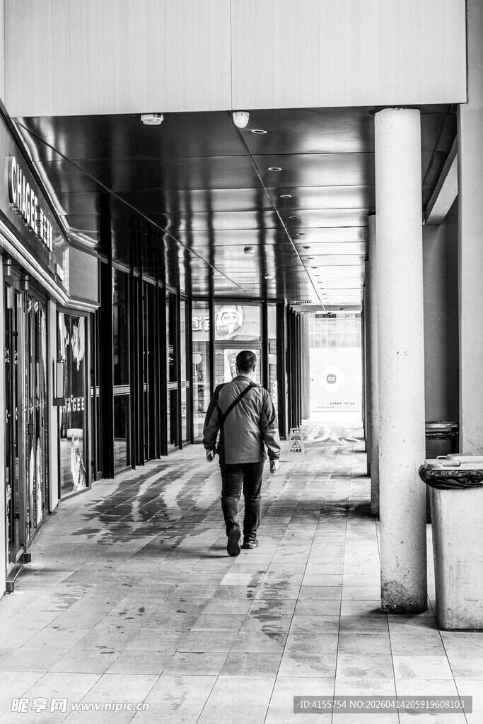 走廊独行的人影