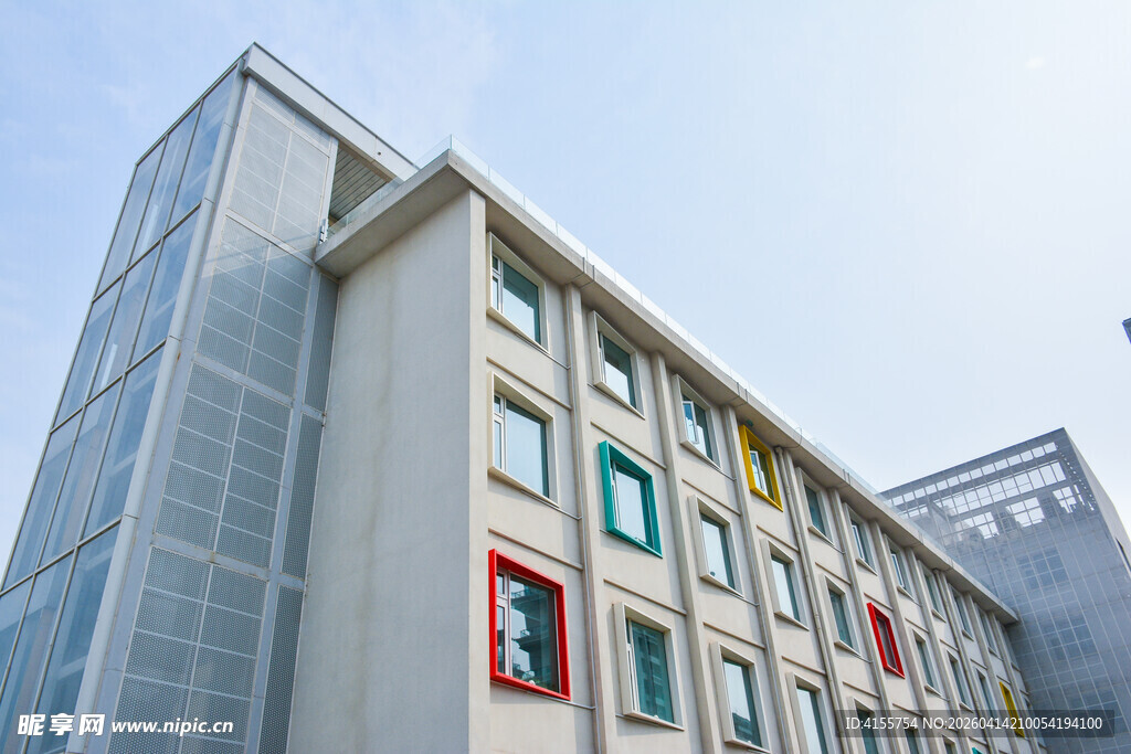 多彩窗户的现代建筑