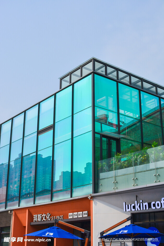现代玻璃幕墙商业建筑