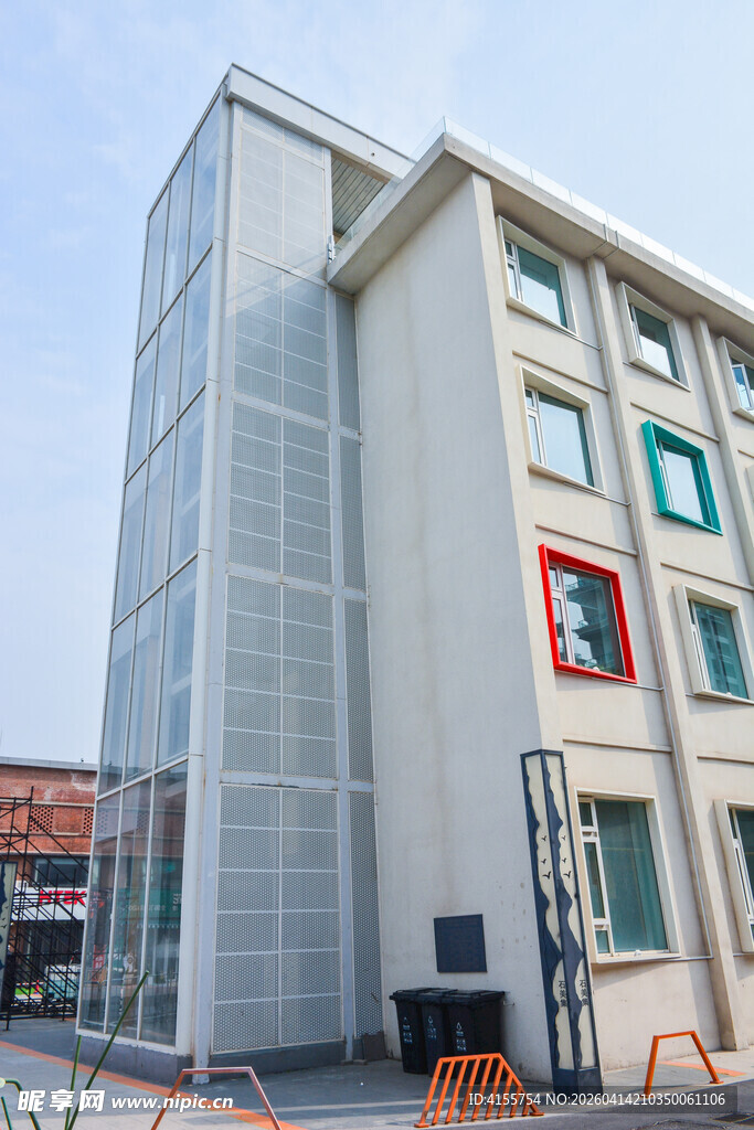 现代风格多层建筑外观