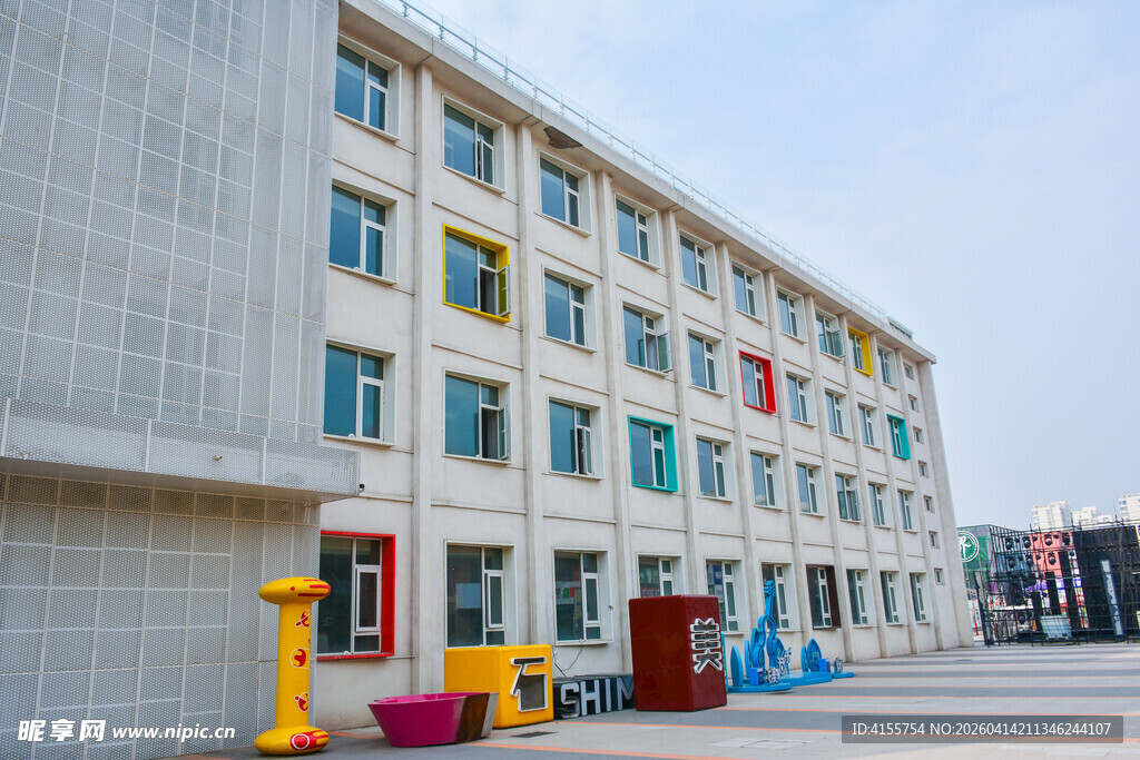 多彩外观的多层教学楼