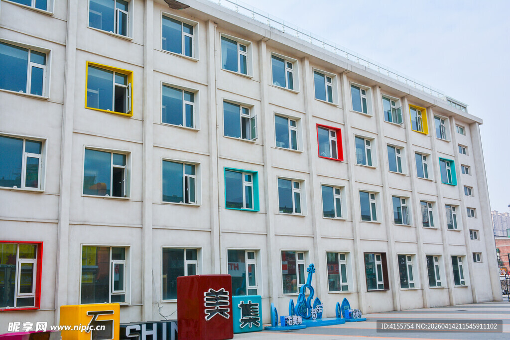 多彩外观的现代教学楼