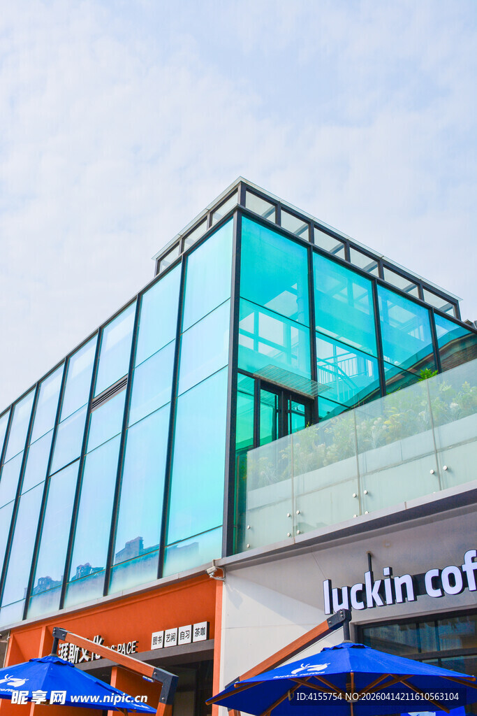 现代玻璃外观的时尚咖啡店