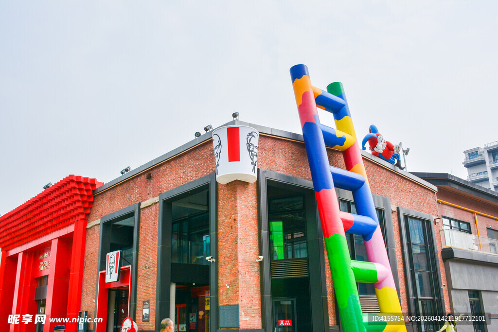 彩色充气装饰的街边建筑