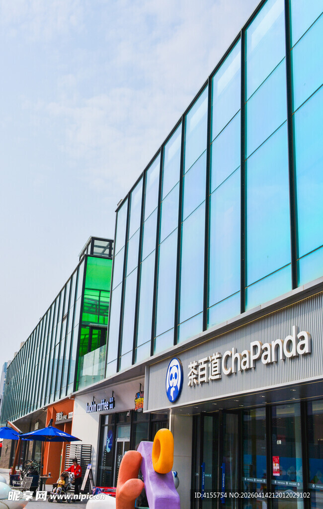 现代玻璃幕墙商业建筑