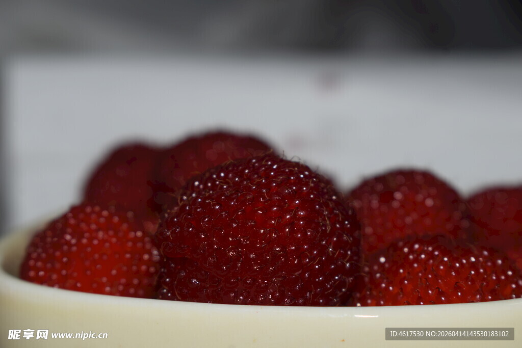 碗中鲜红饱满的新鲜草莓