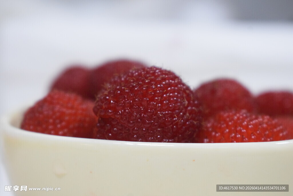 碗中新鲜诱人的红树莓