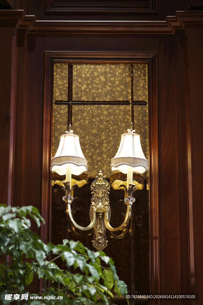复古壁灯装点木质门旁