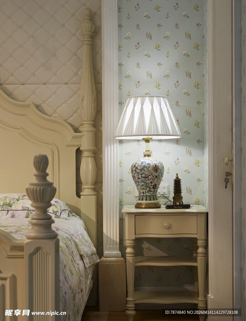 温馨卧室床头柜与台灯