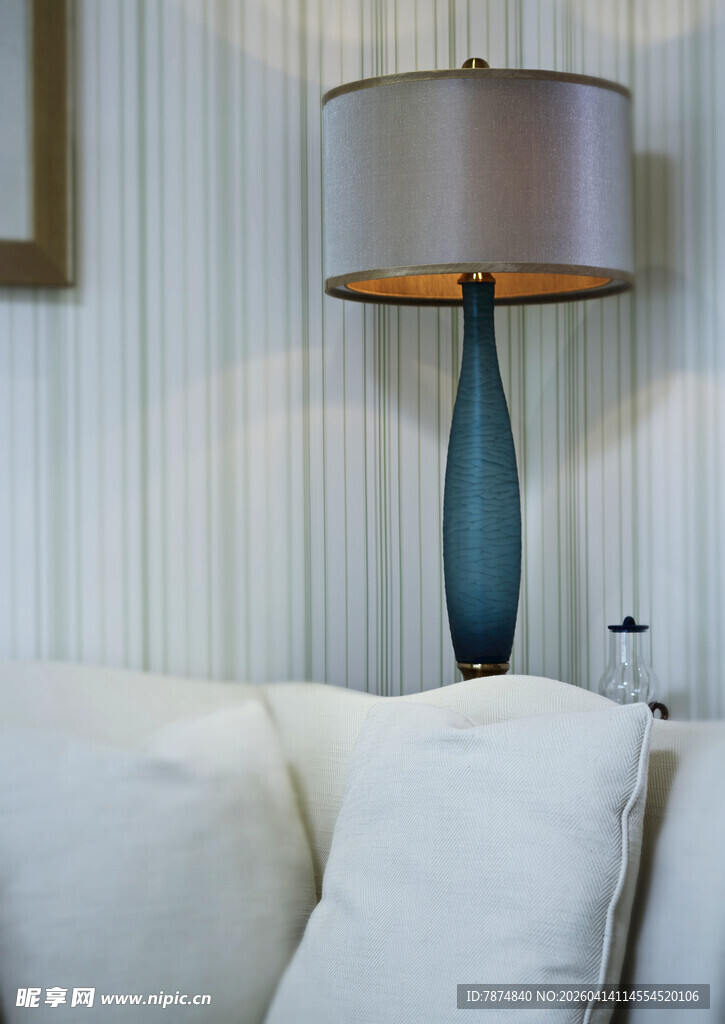 简约客厅中的蓝色台灯
