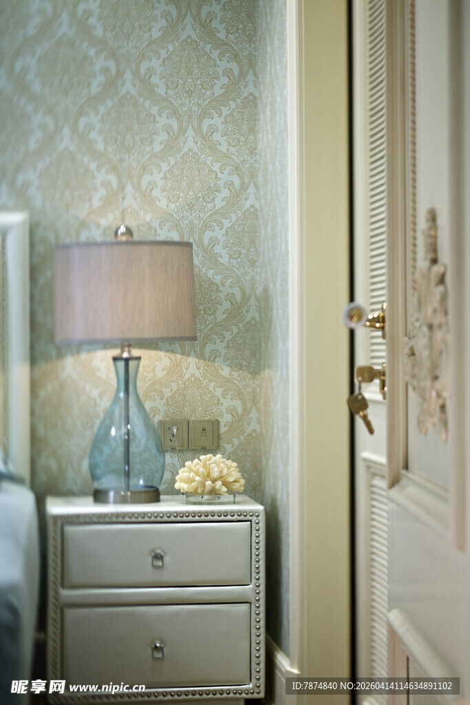 精致卧室的优雅床头柜