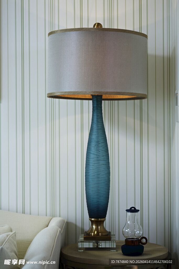 蓝色台灯点亮温馨角落