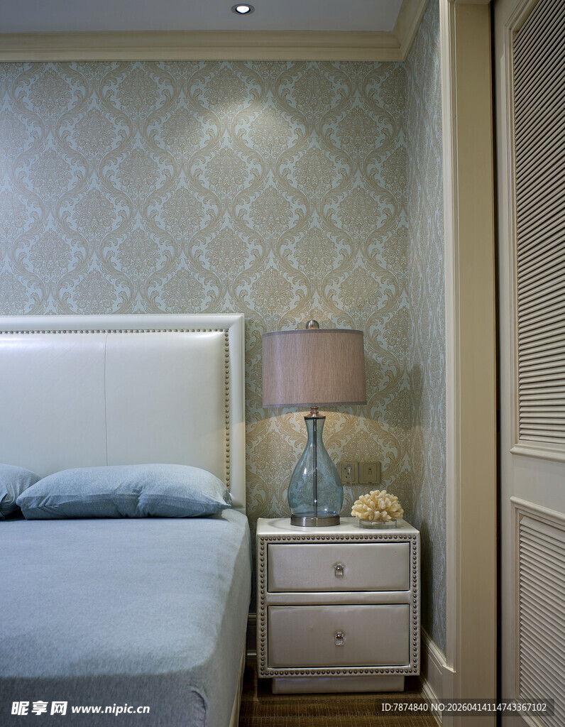 简约温馨卧室床头柜场景