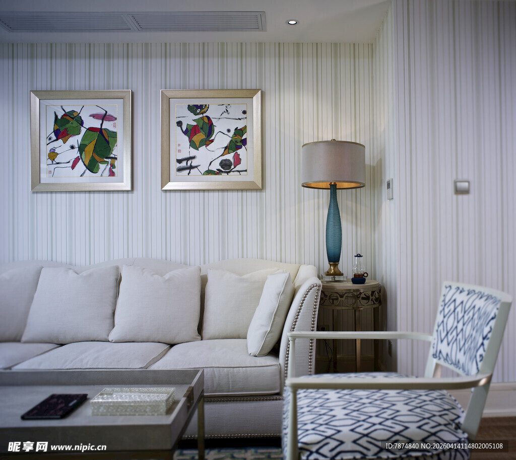 简约客厅沙发与装饰挂画