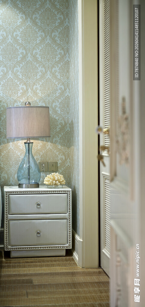 简约卧室一角的温馨场景