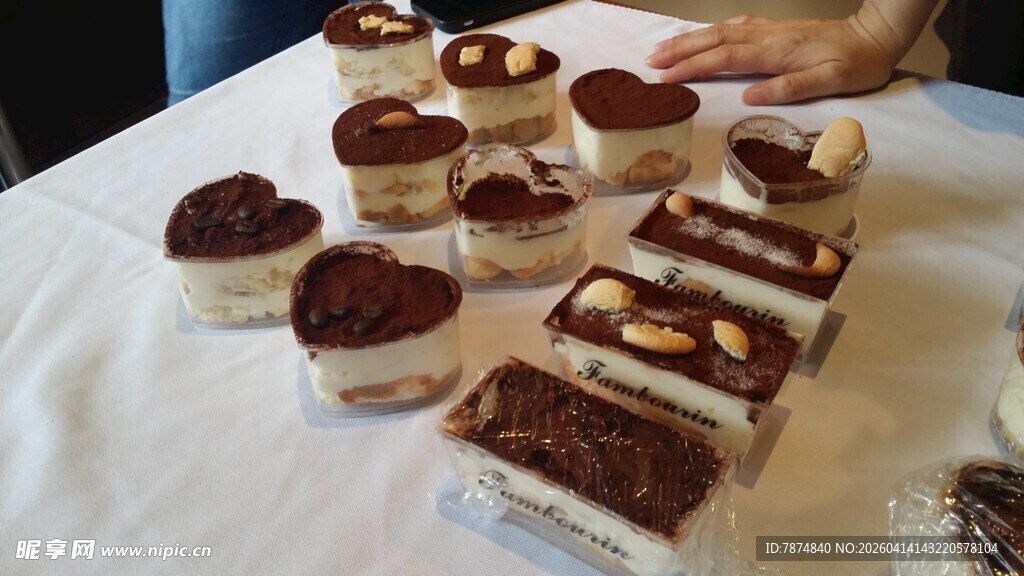 美味多样的精致糕点拼盘