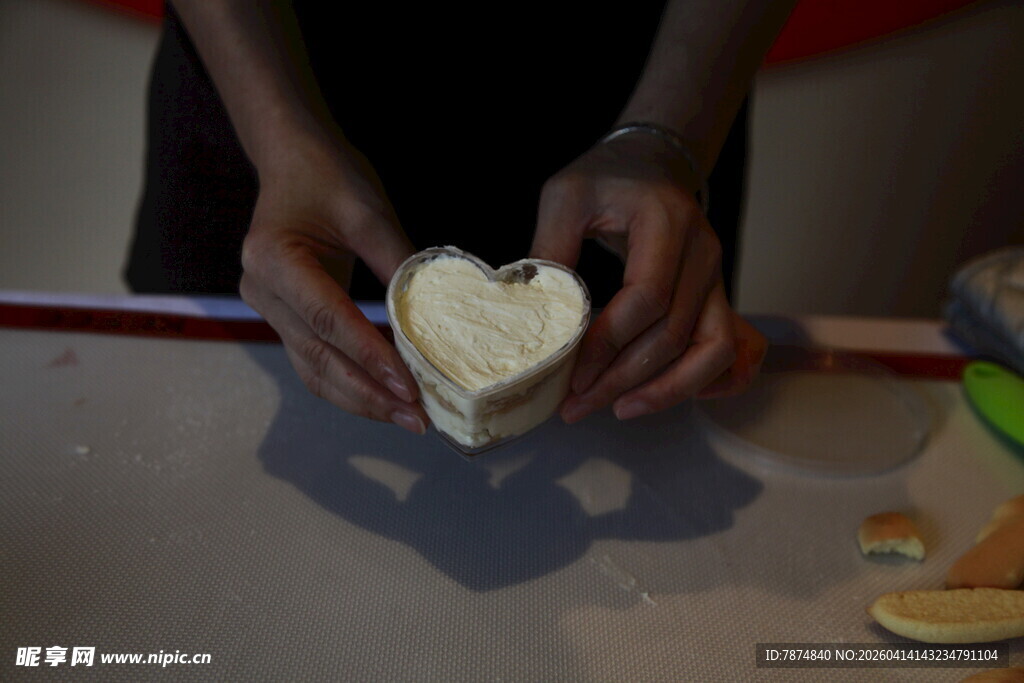 双手捧心形奶油