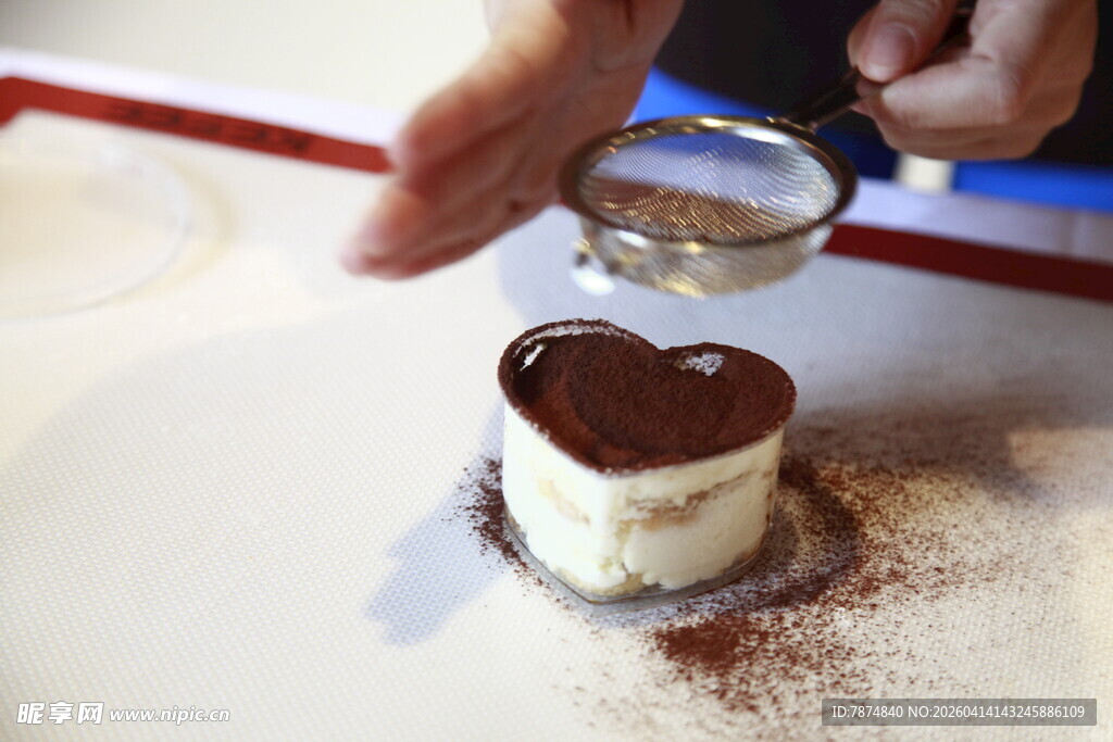 制作中的美味提拉米苏