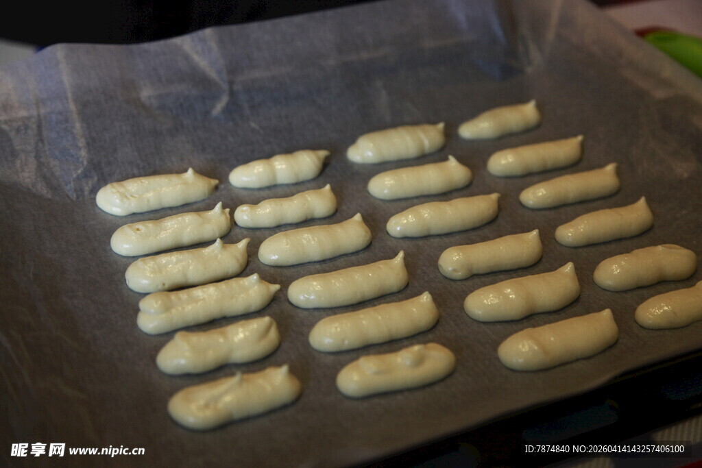 烤盘上的自制小饼干