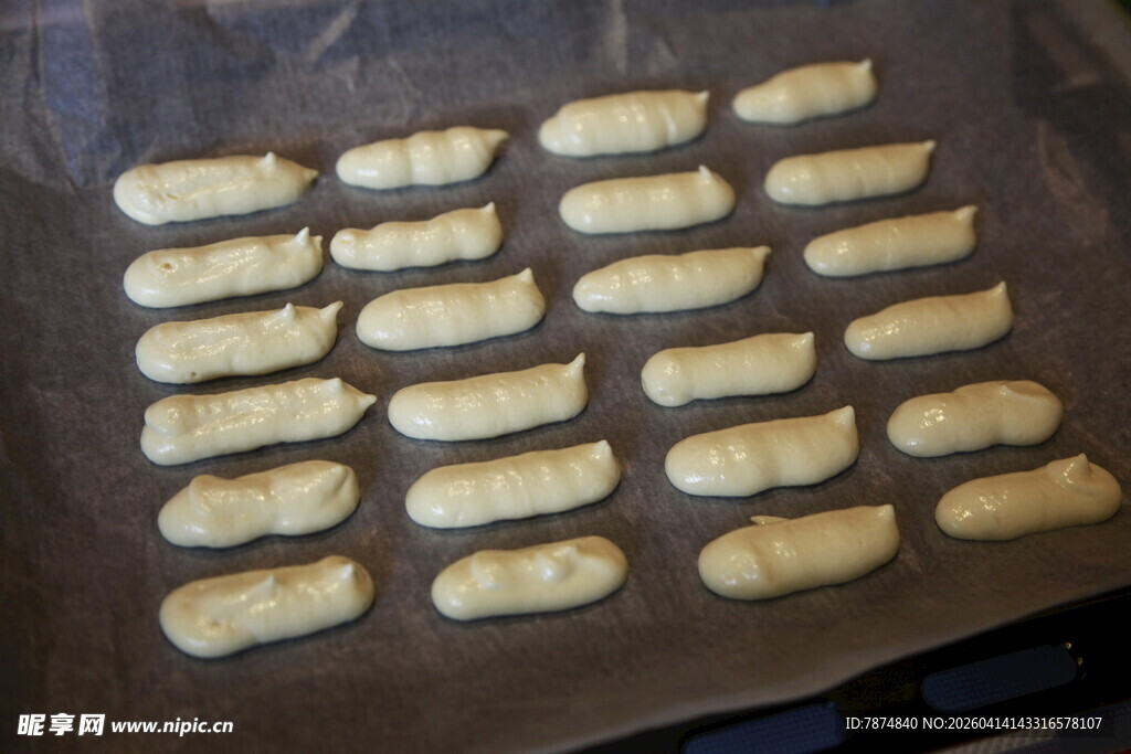 烤盘上的美味手指饼干