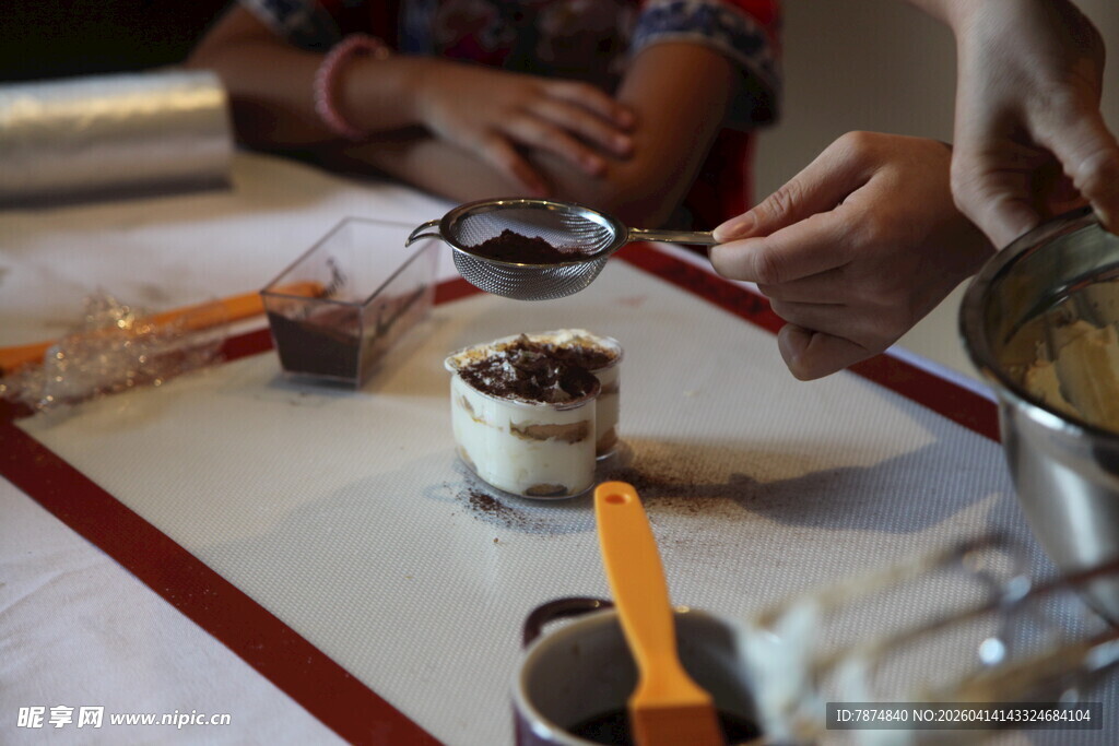 手工制作蛋糕的温馨场景