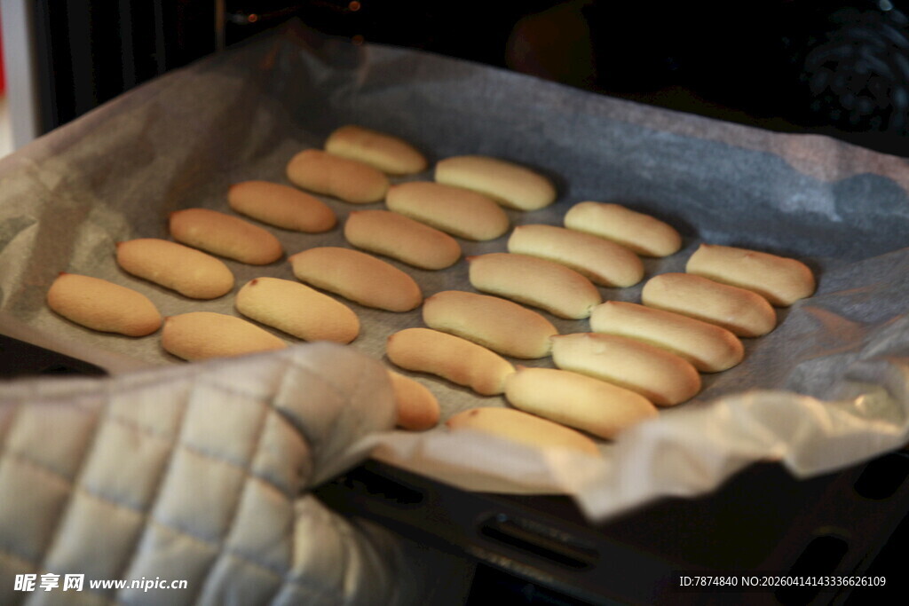 烤箱中烤制的美味小面包