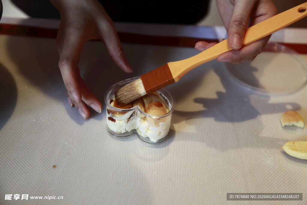 手工制作蛋糕的温馨瞬间