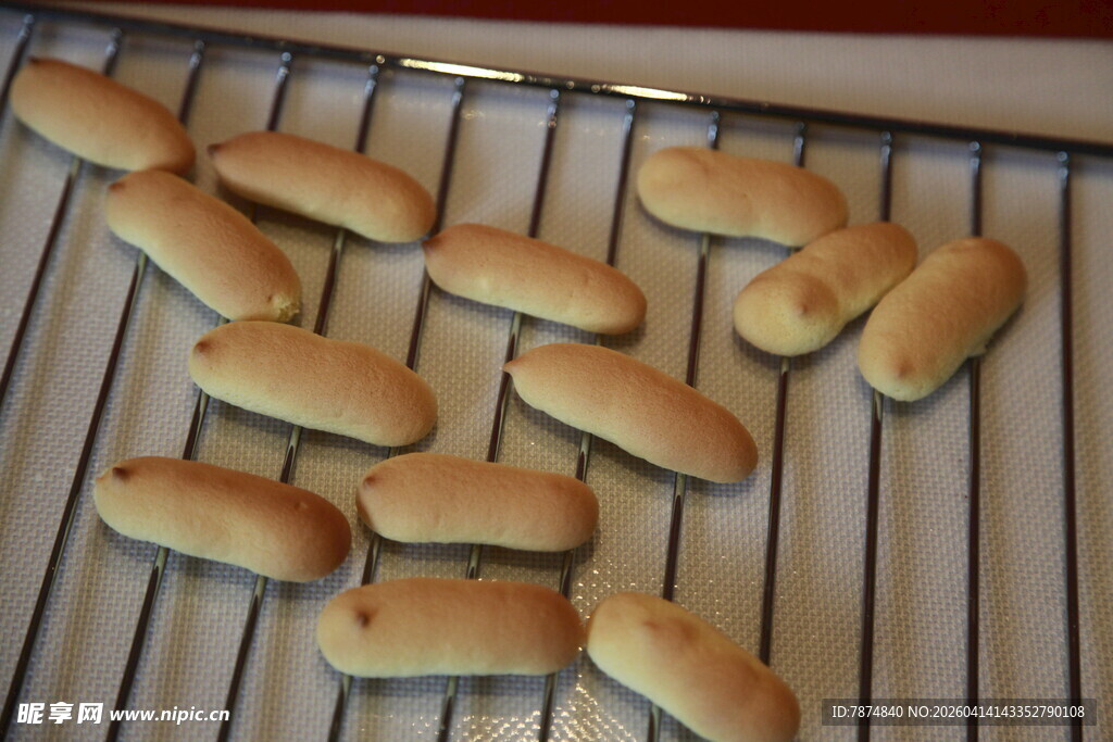 烤盘上的美味小饼干