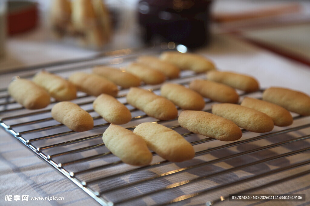 美味小饼干置于金属架上