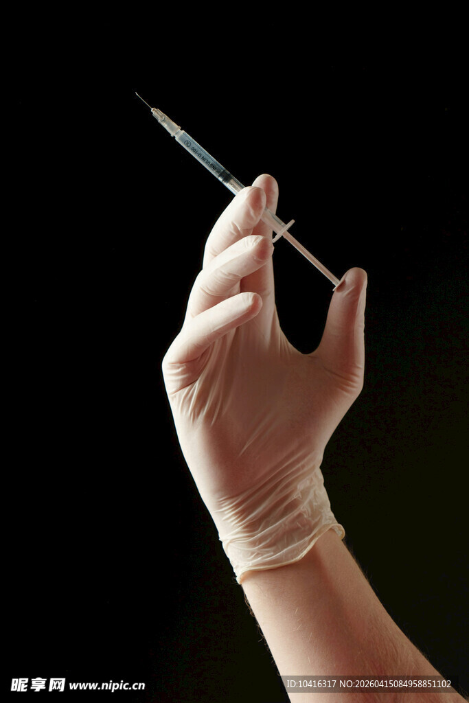 手持针具的医生