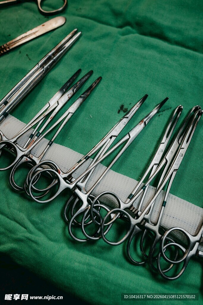 手术器械整齐摆放