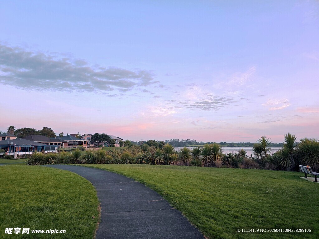 黄昏下的海滨小镇美景