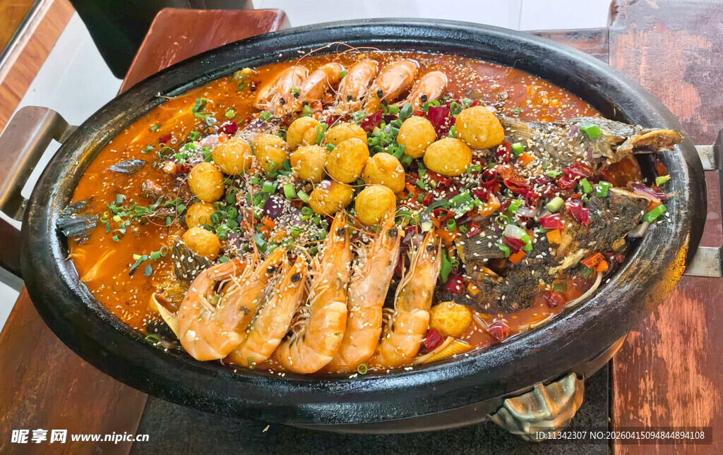 海鲜 烤鱼 拼盘 虾 丸子 蔬