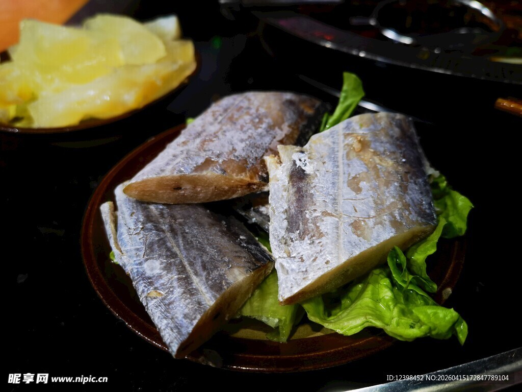 美味鲜带鱼配清爽生菜