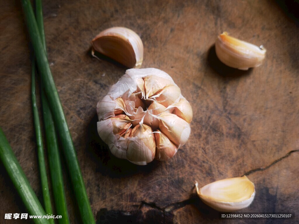 案板上的大蒜与青葱