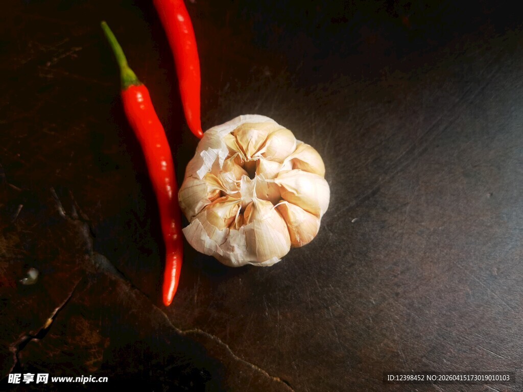 红辣椒与大蒜静物图
