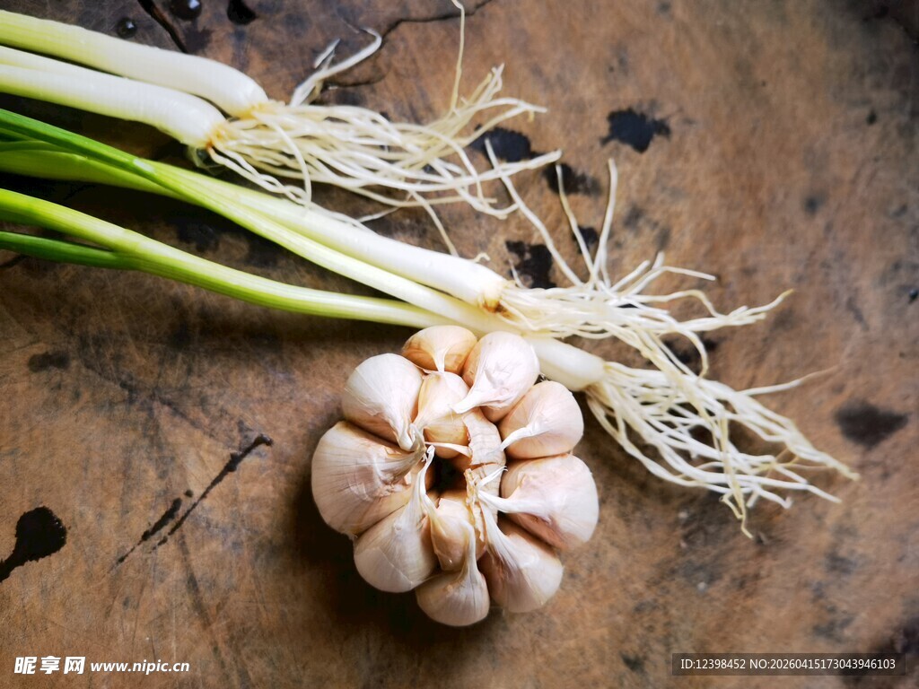 新鲜大蒜带葱根特写