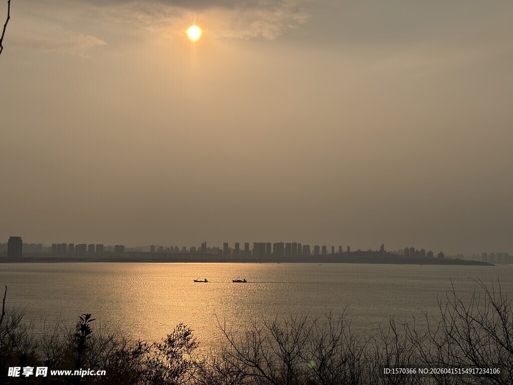 夕阳下的平静湖面