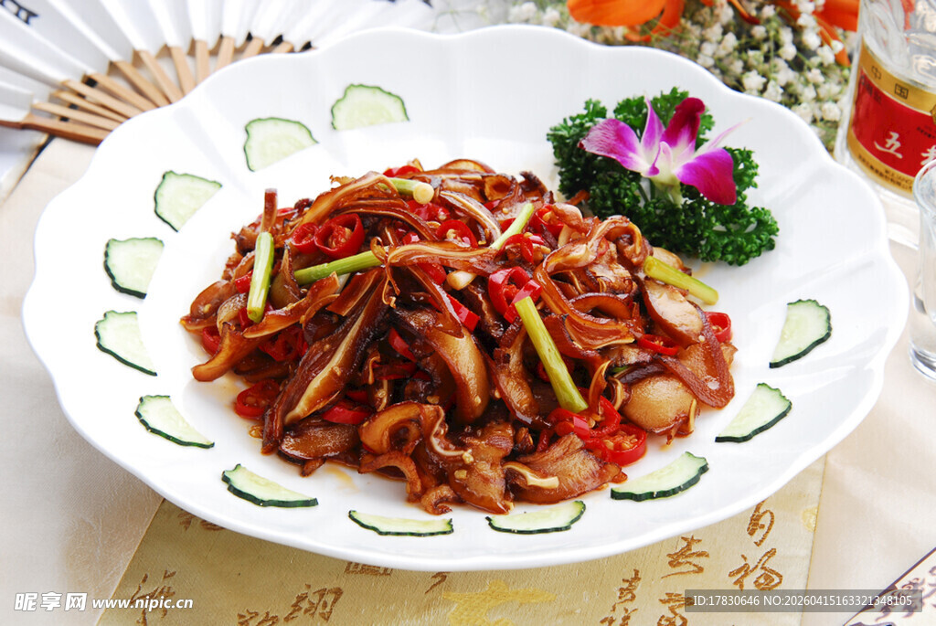 尖红椒炒腊猪耳